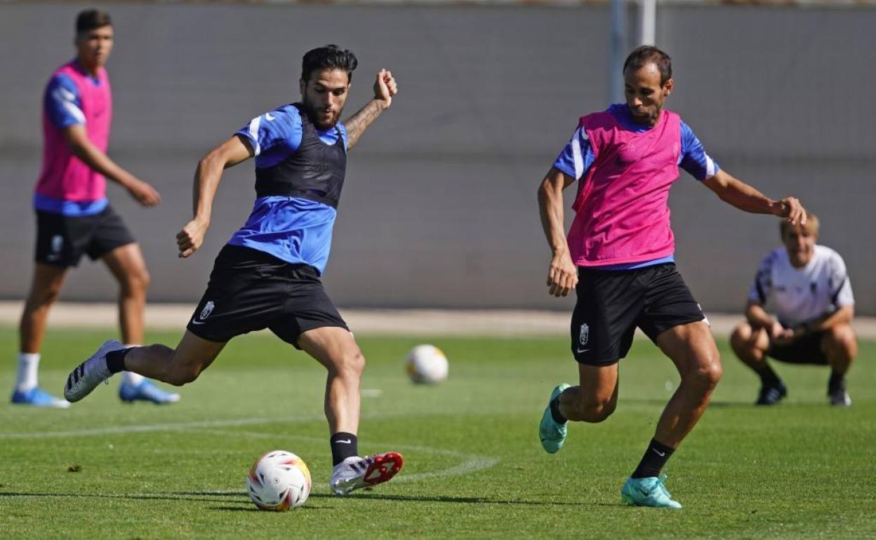 Antoñín ensaya un disparo ante Víctor Díaz en el entrenamiento de recuperación del martes. 