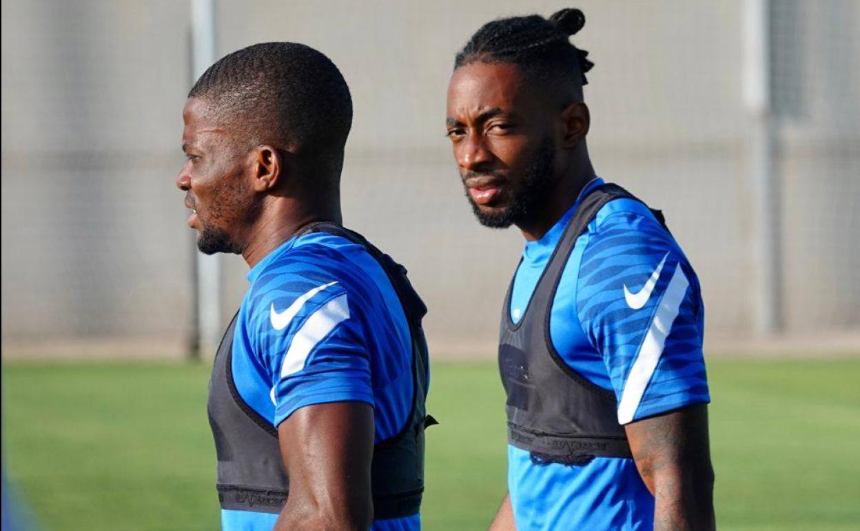 Yan Eteki, junto a Ramón Azeez, en el entrenamiento de este miércoles. 
