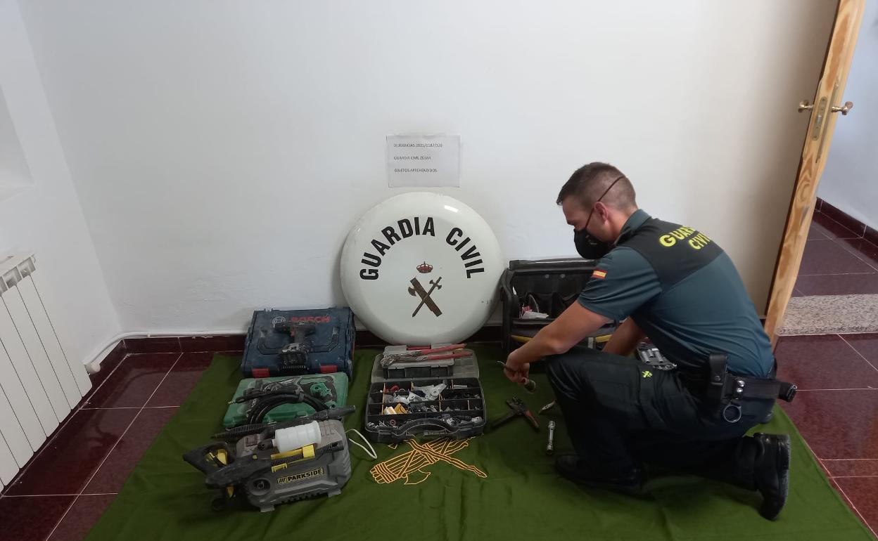 Descubren el último robo de un delincuente de Granada gracias a una pegatina en su tapacubos