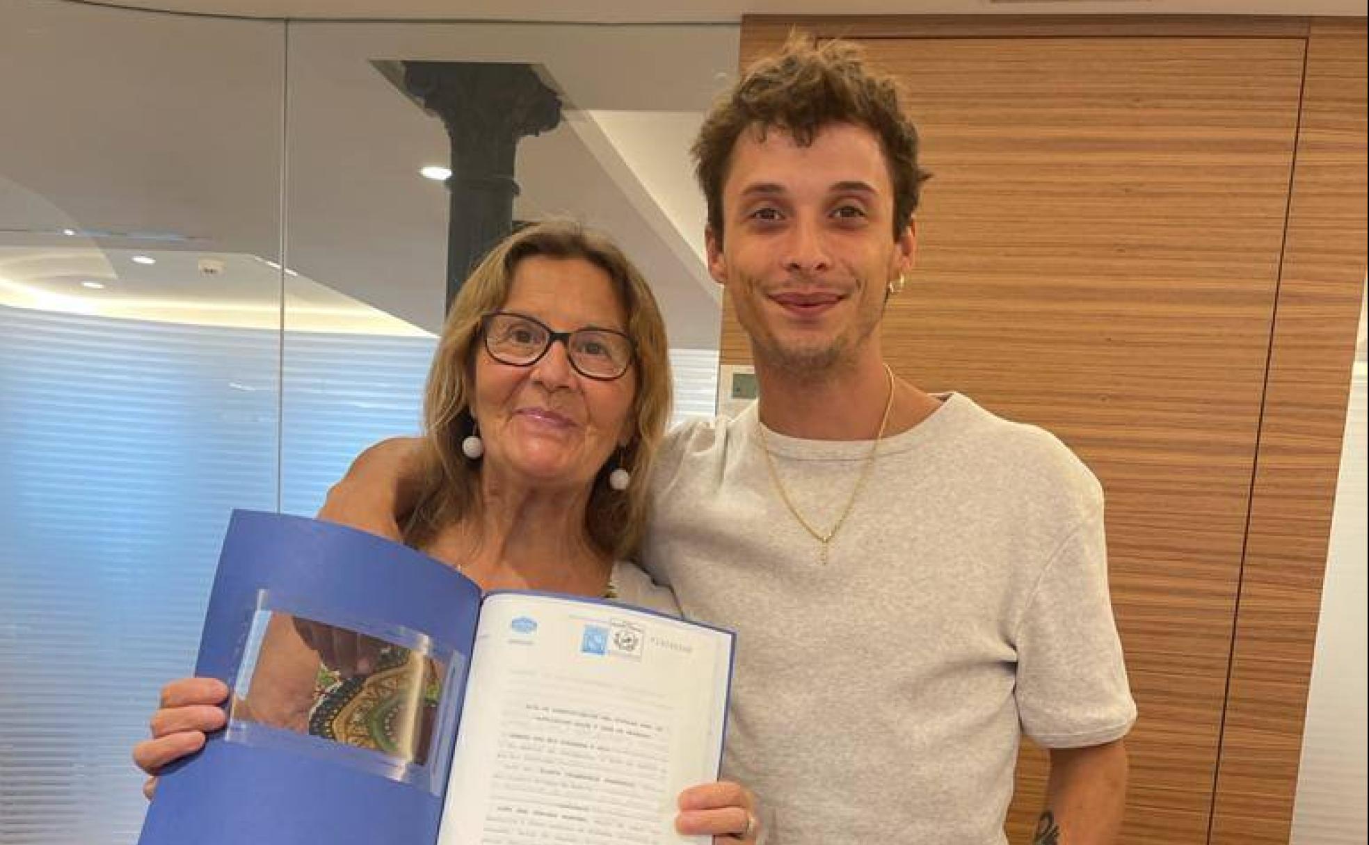 Ayax y Ana, presidenta de Calor y Café, en la notaría madrileña donde se formalizó la donación.