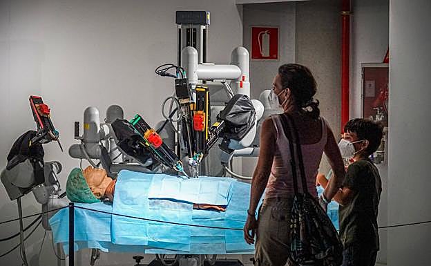 Observando el Da Vinci, un robot para intervenciones quirúrgicas. 