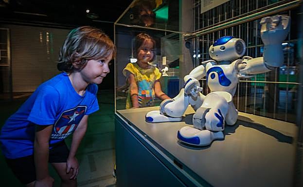 Unos niños observan un robot Nao, que se han empleado incluso para disputar partidos de fútbol. 