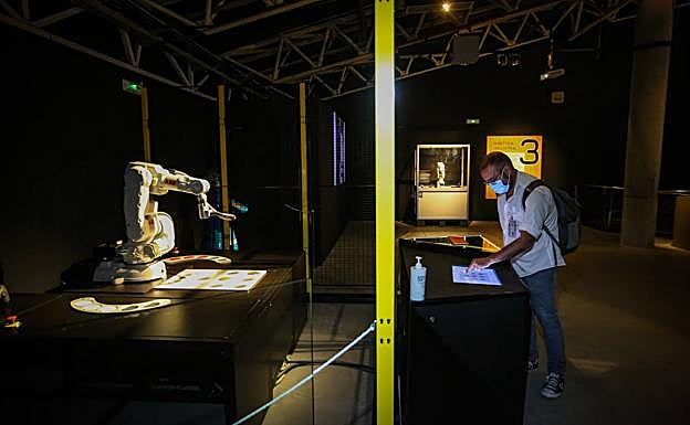 Jugando una partida de tres en raya, y rockola para escuchar canciones en los bares. 