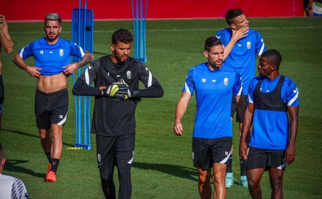Los futbolistas del Granada, entre ellos Maximiano, durante la sesión del viernes. 