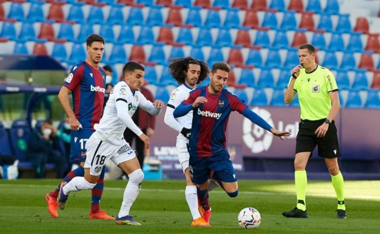 Rubén Rochina, en un partido entre su exequipo, el Levante, y el Getafe, que la temporada pasada dirigía el técnico Pepe Bordalás. 