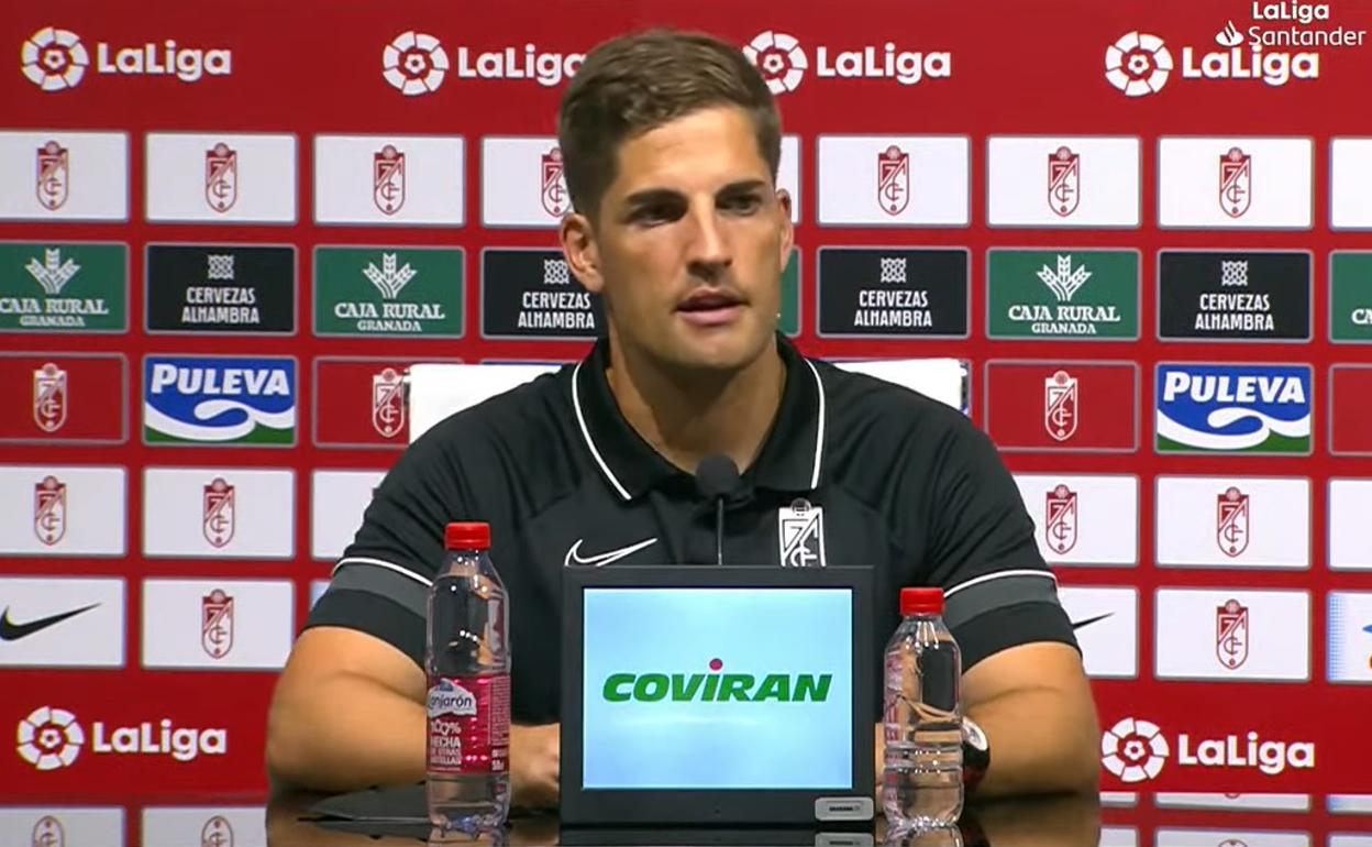 Robert Moreno comparece ante los medios de comunicación en la sala de prensa de Los Cármenes. 