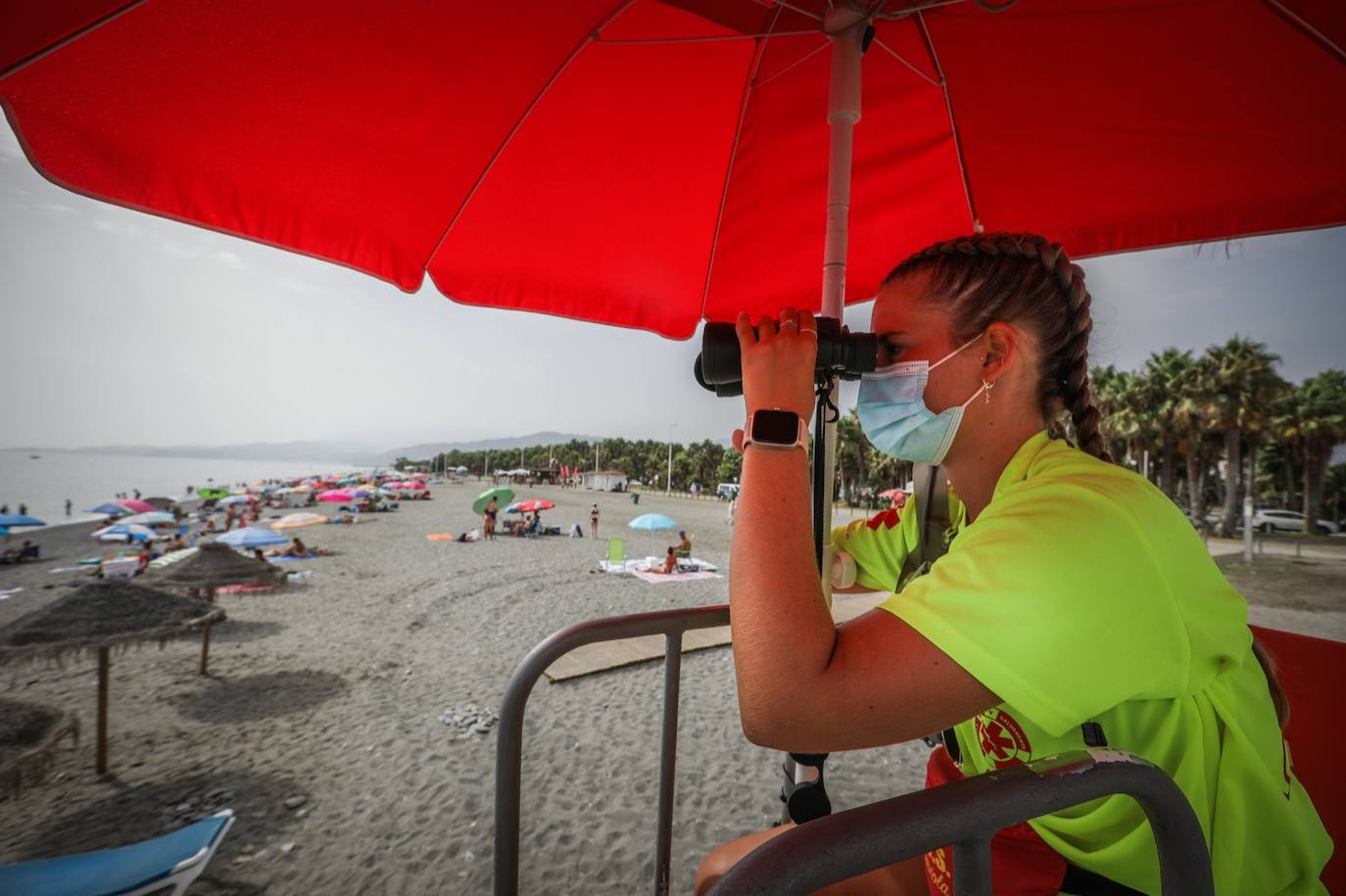 Fotos: Ls socorristas atienden un millar de picaduras de medusa en la costa granadina