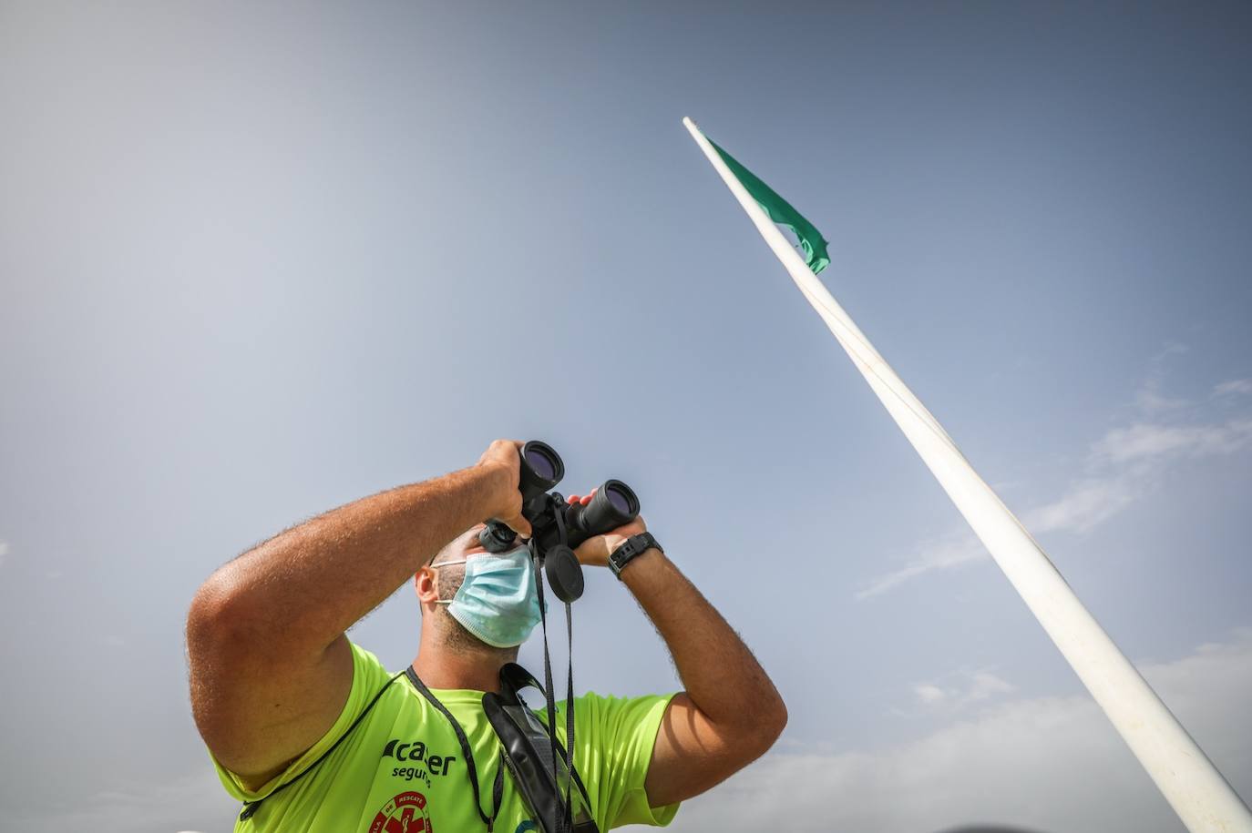 Fotos: Ls socorristas atienden un millar de picaduras de medusa en la costa granadina