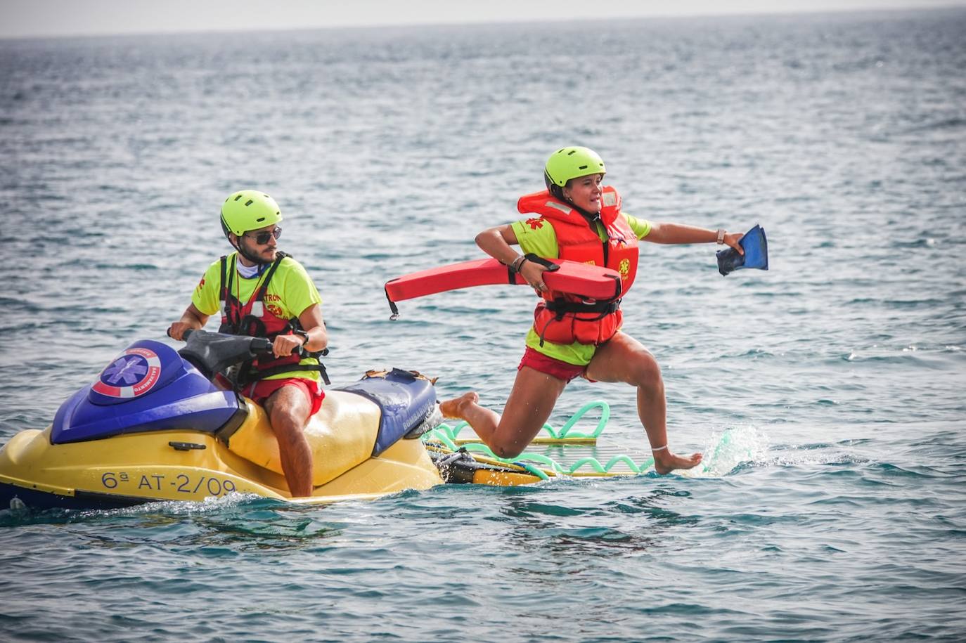 Fotos: Ls socorristas atienden un millar de picaduras de medusa en la costa granadina