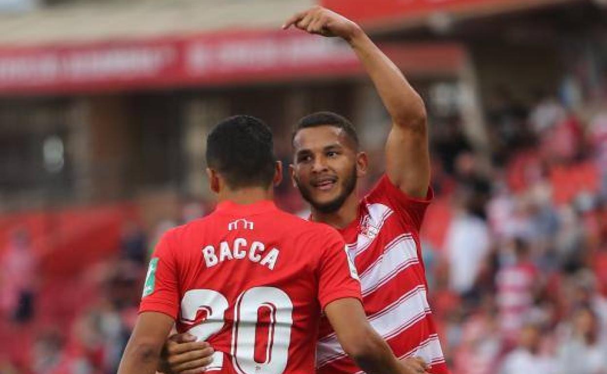 Luis Suárez agradece a su ídolo Carlos Bacca la asistencia que le brindó en su gol. 