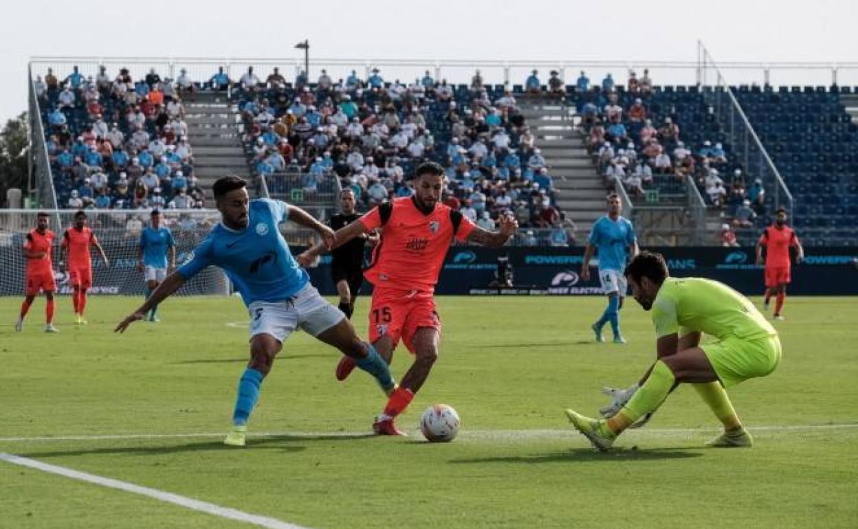 Antoñín pugna por un balón dividido con un defensa del Ibiza en el estadio de Can Misses. 