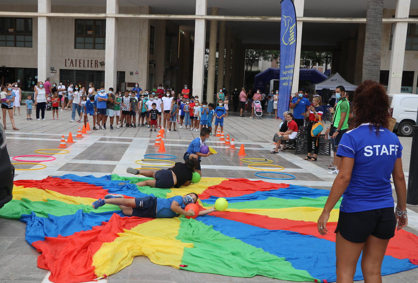 El público almeriense despide a la 'serpiente multicolor'.