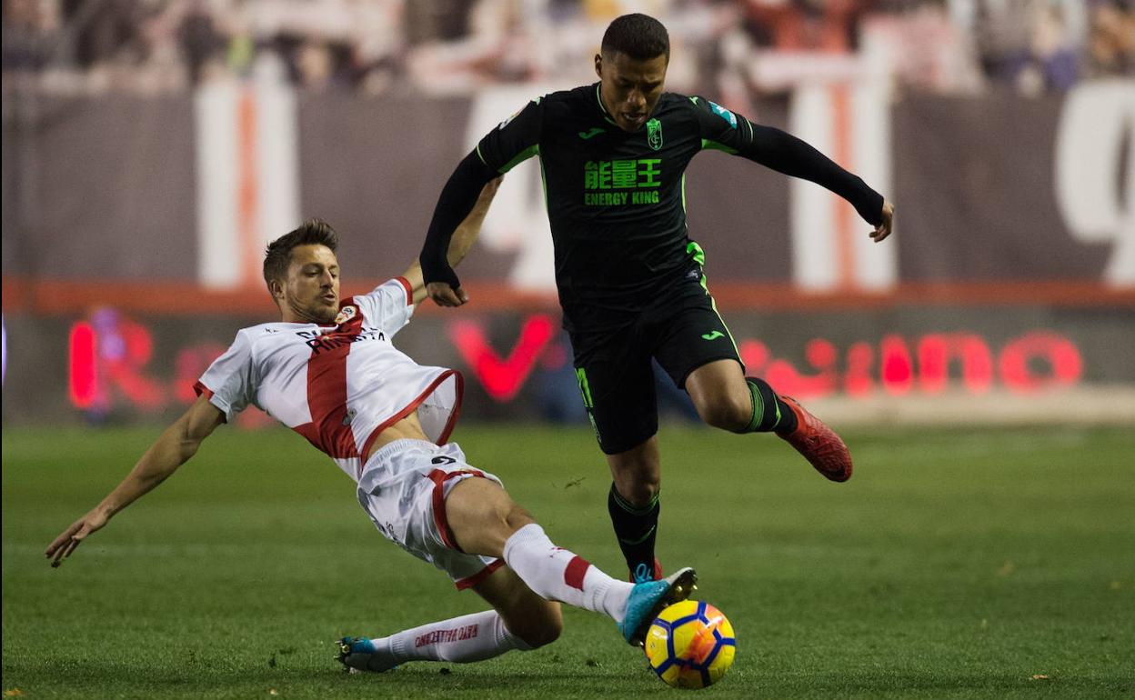 Darwin Machís escapa de una entrada de un jugador rayista en la última visita del Granada a Vallecas en 2017. 