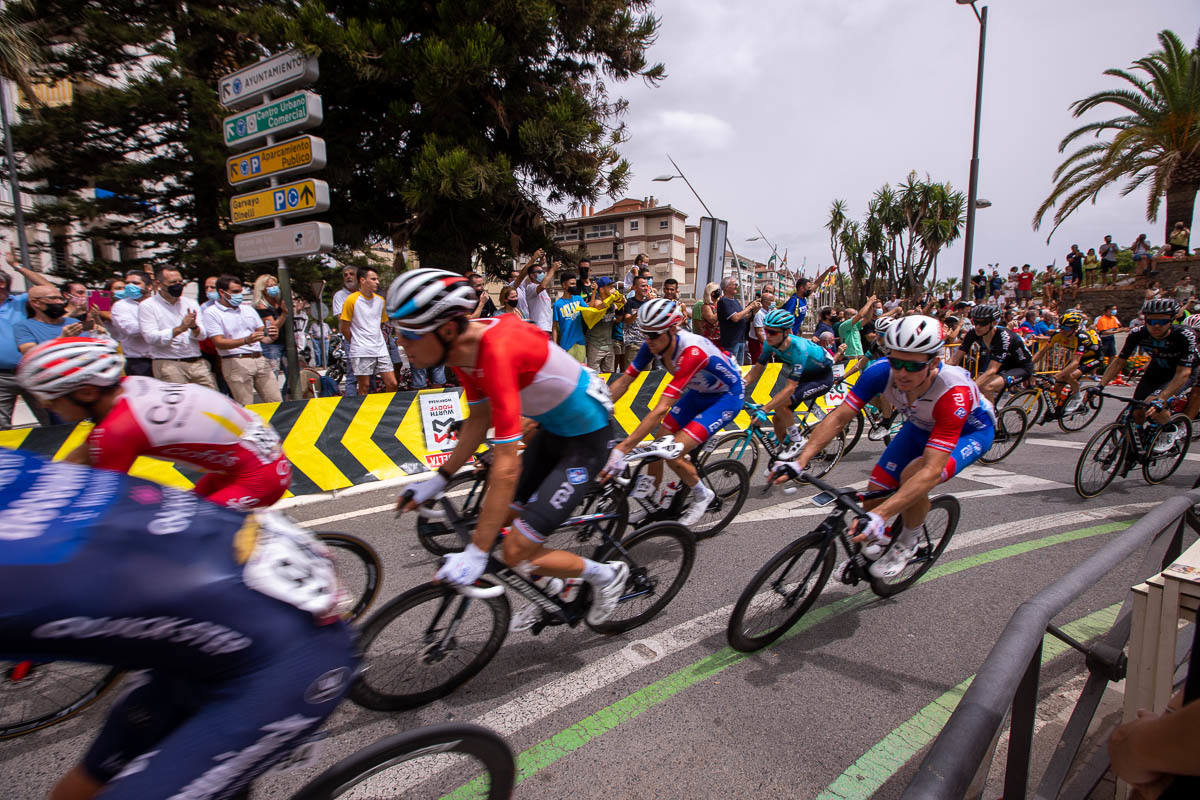 Las mejores imágenes de la ronda discurriendo por la localidad costera