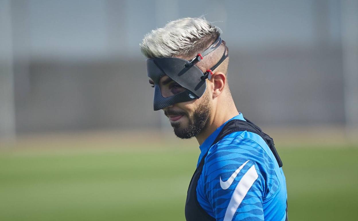 Monchu enmascarado tras su golpe con Racic. 