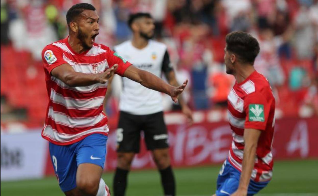 Luis Suárez celebra su gol al Valencia junto a Carlos Neva. 