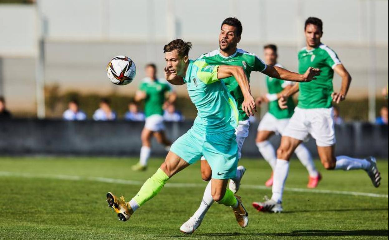 Momento en el que Plomer cae en el área visitante tras ser empujado por José Ruiz. 