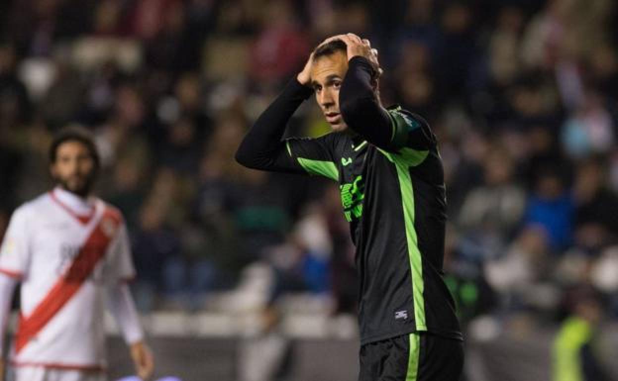 Víctor Díaz se lamenta durante el último Rayo-Granada. 