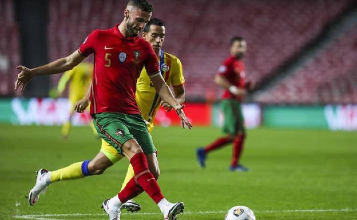Duarte juega un balón en un partido anterior con la selección portuguesa. 