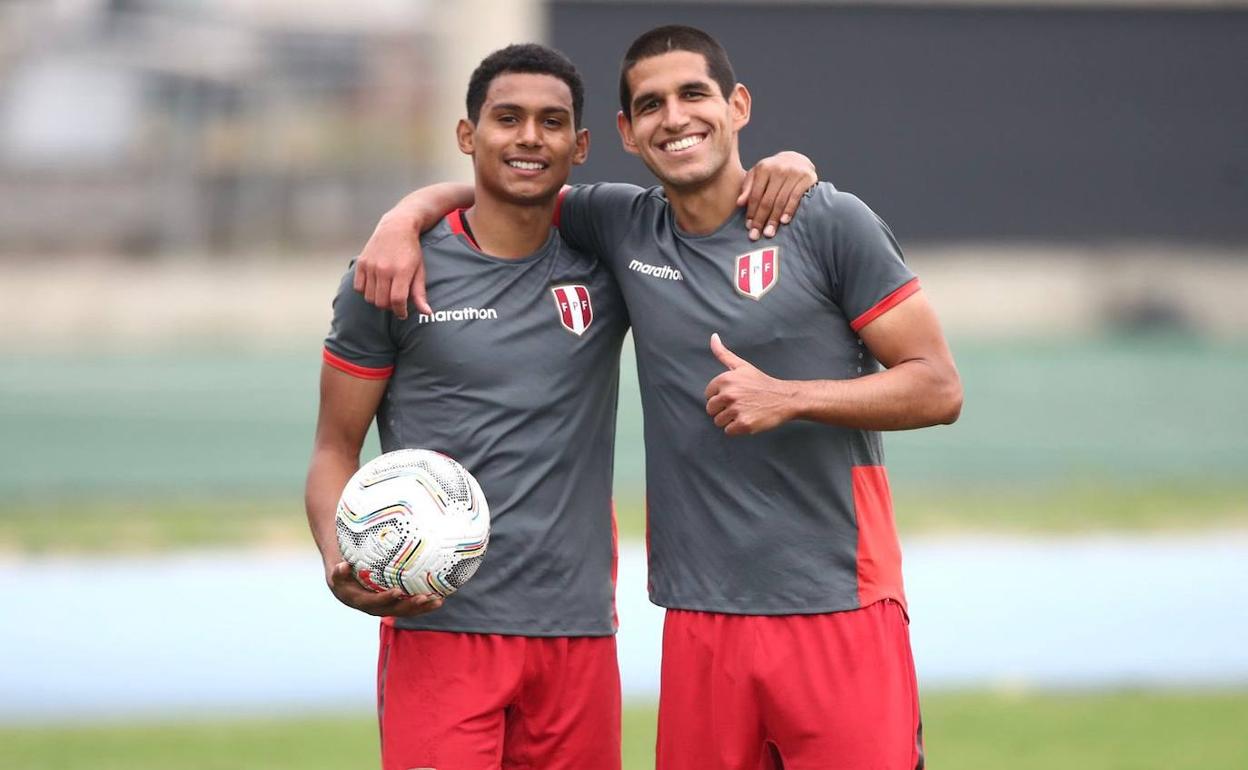 Luis Abram durante una concentración de Perú. 