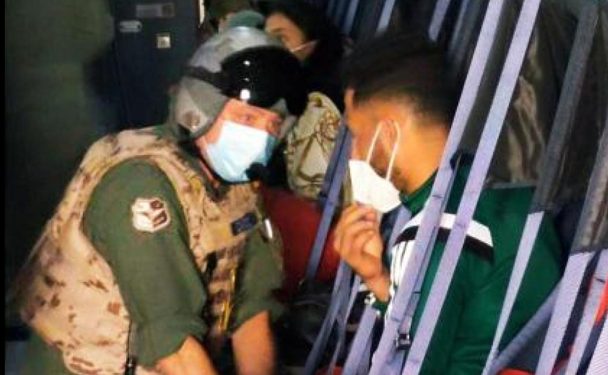 Un militar conversa con uno de los repatriados de Kabul en el interior del avión con destino a España.