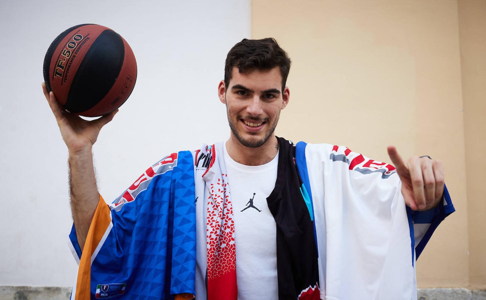 Edu Pérez, con todas las camisetas de su carrera en el extranjero.