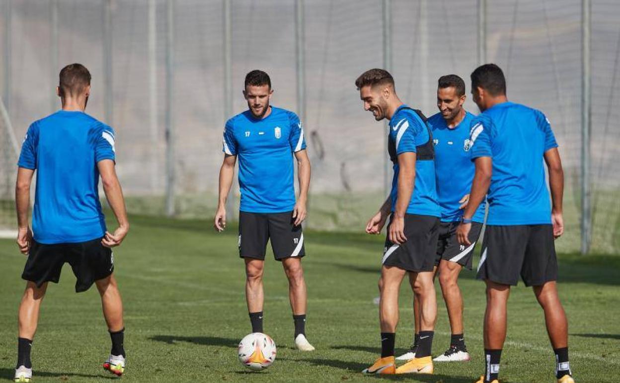 Quini, frente al balón, en un rondo con otros compañeros, como Rochina. 