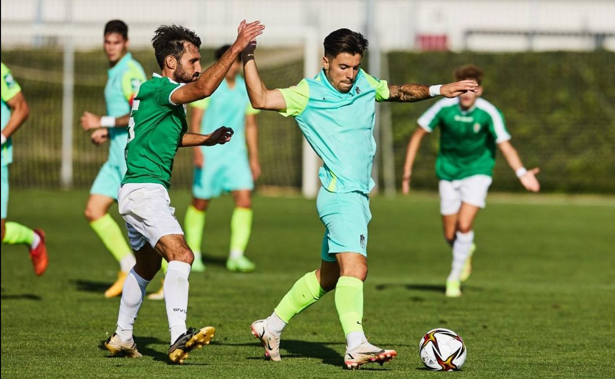 El centrocampista Martín Solar controla un balón en el último partido de pretemporada del filial. 