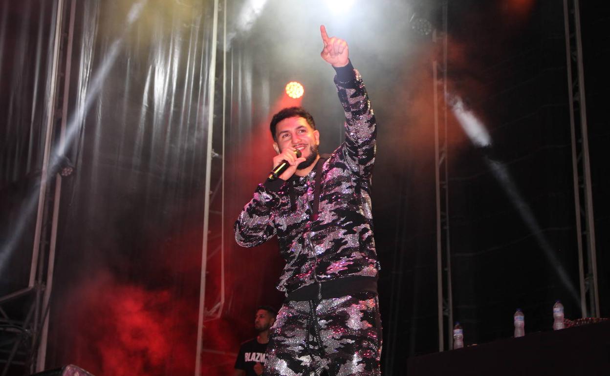 El cantante madrileño sonriente ante el público de Almería.