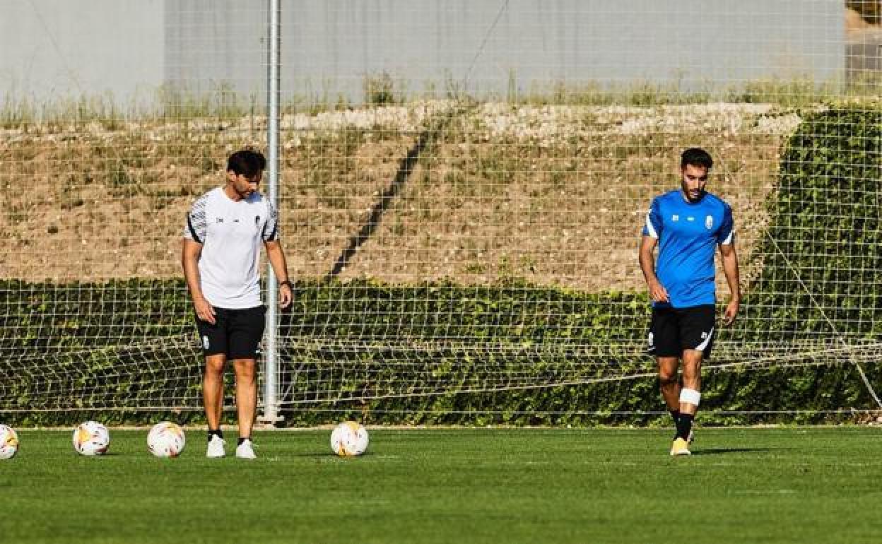 Rochina se ejercita en la Ciudad Deportiva del Granada con un vendaje en su gemelo izquierdo. 