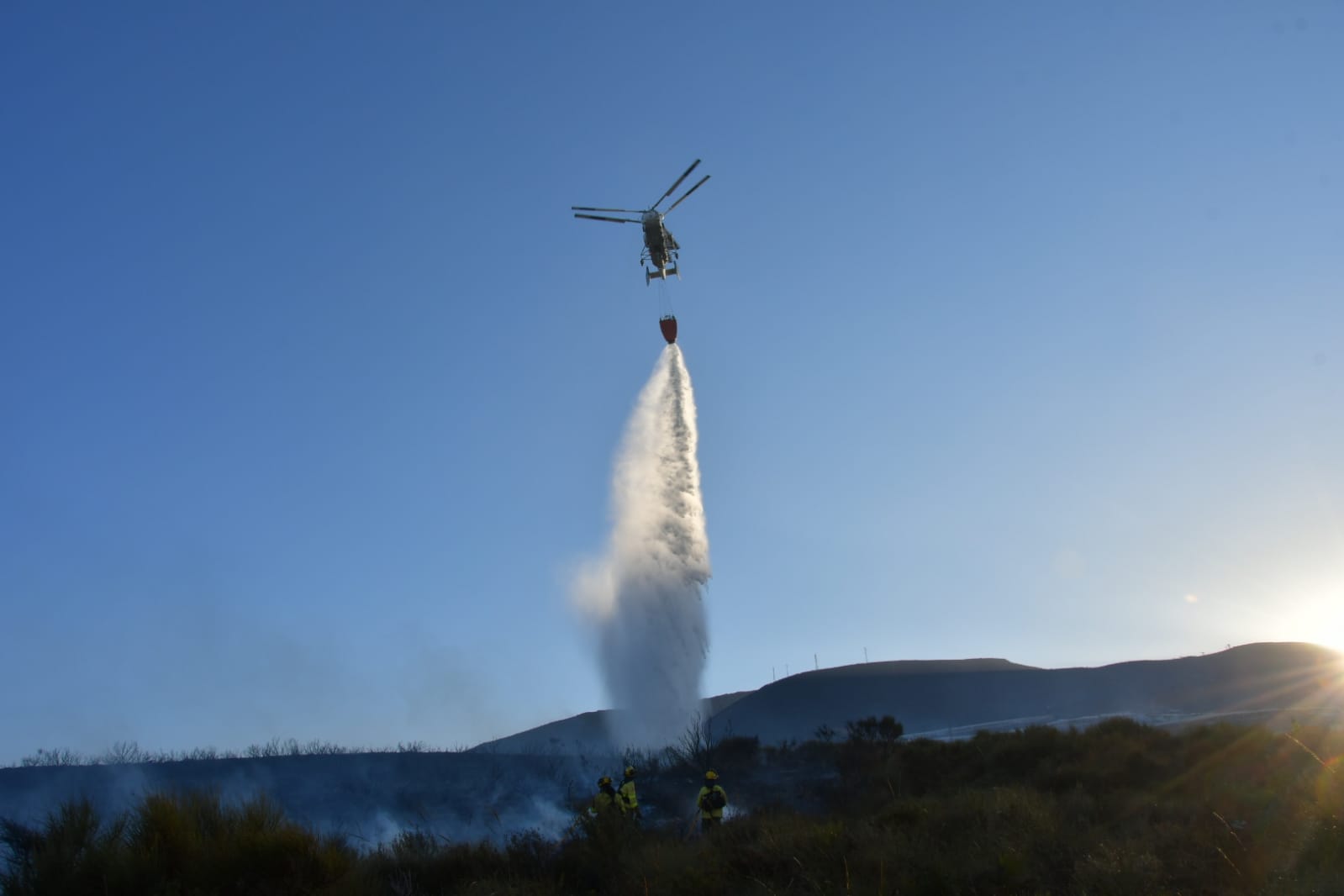 El Infoca ha desplazado a un amplio operativo para la extinción del incendio