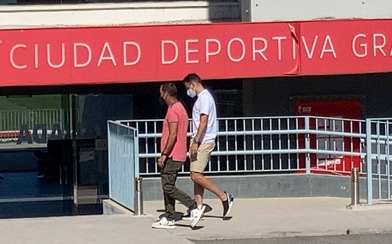 Santiago Arias accede a la Ciudad Deportivo del club acompañado por Paco Morales, integrante de la gerencia deportiva. 