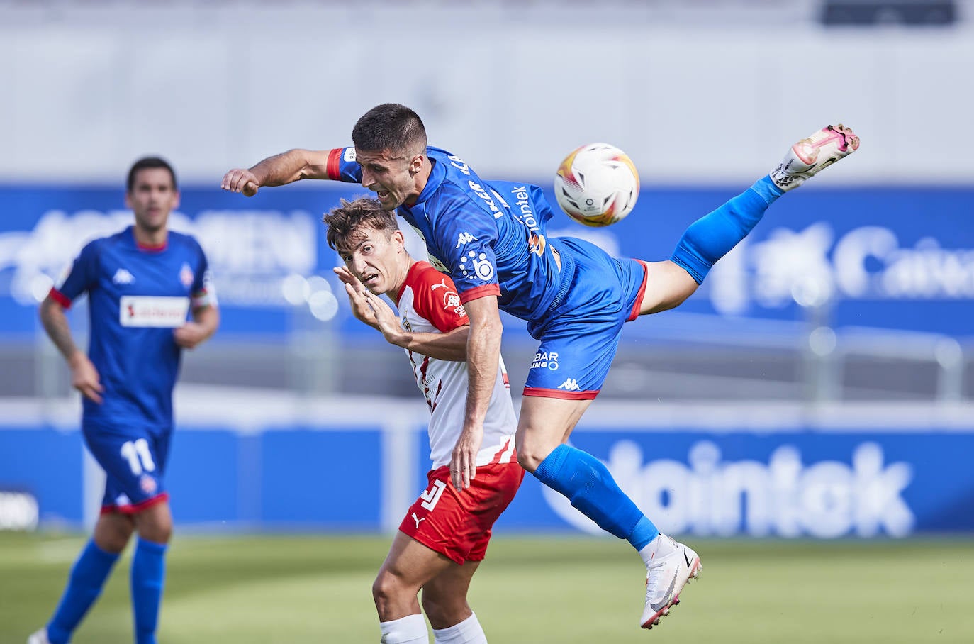 Aitor Buñuel se ve superado por Iker Bilbao. 