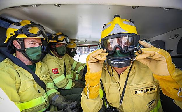 Uno de los retenes de guardia del centro de defensa forestal de Puerto Lobo, en la sierra de Huétor,  embarcados en el helicóptero.