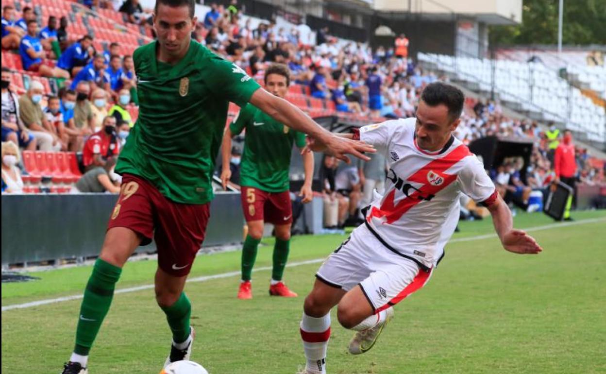 Montoro intenta dejar atrás a Álvaro en un ataque del Granada. 