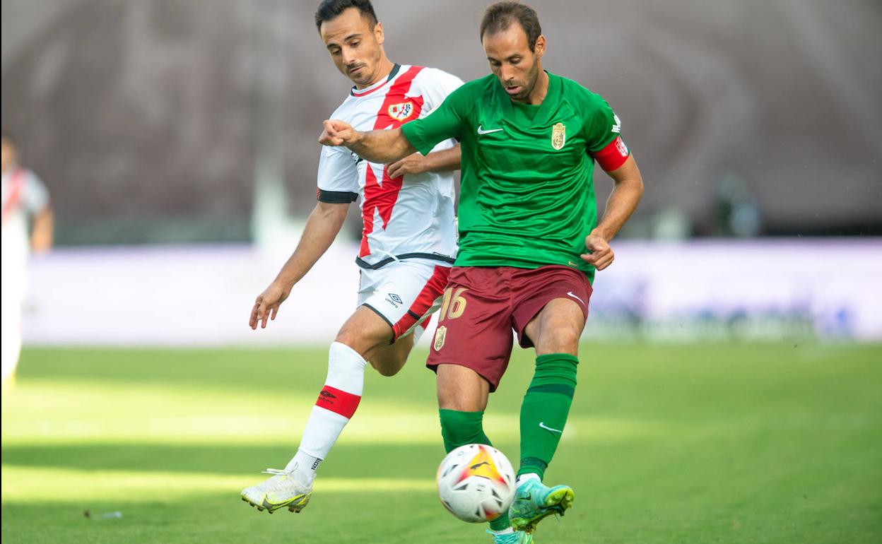 Víctor Díaz luce el brazalete, a juego con la equipación. 