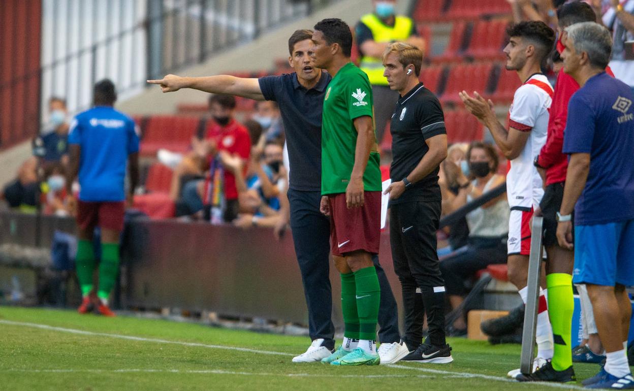 Robert Moreno instruye a Carlos Bacca en un instante de la segunda mitad. 