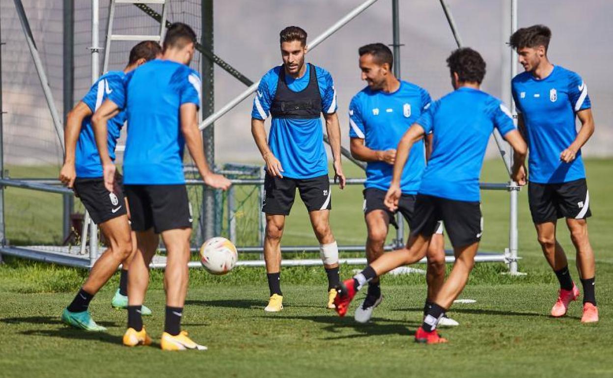 Los futbolistas del Granada realizan un rondo con Rubén Rochina integrado. 
