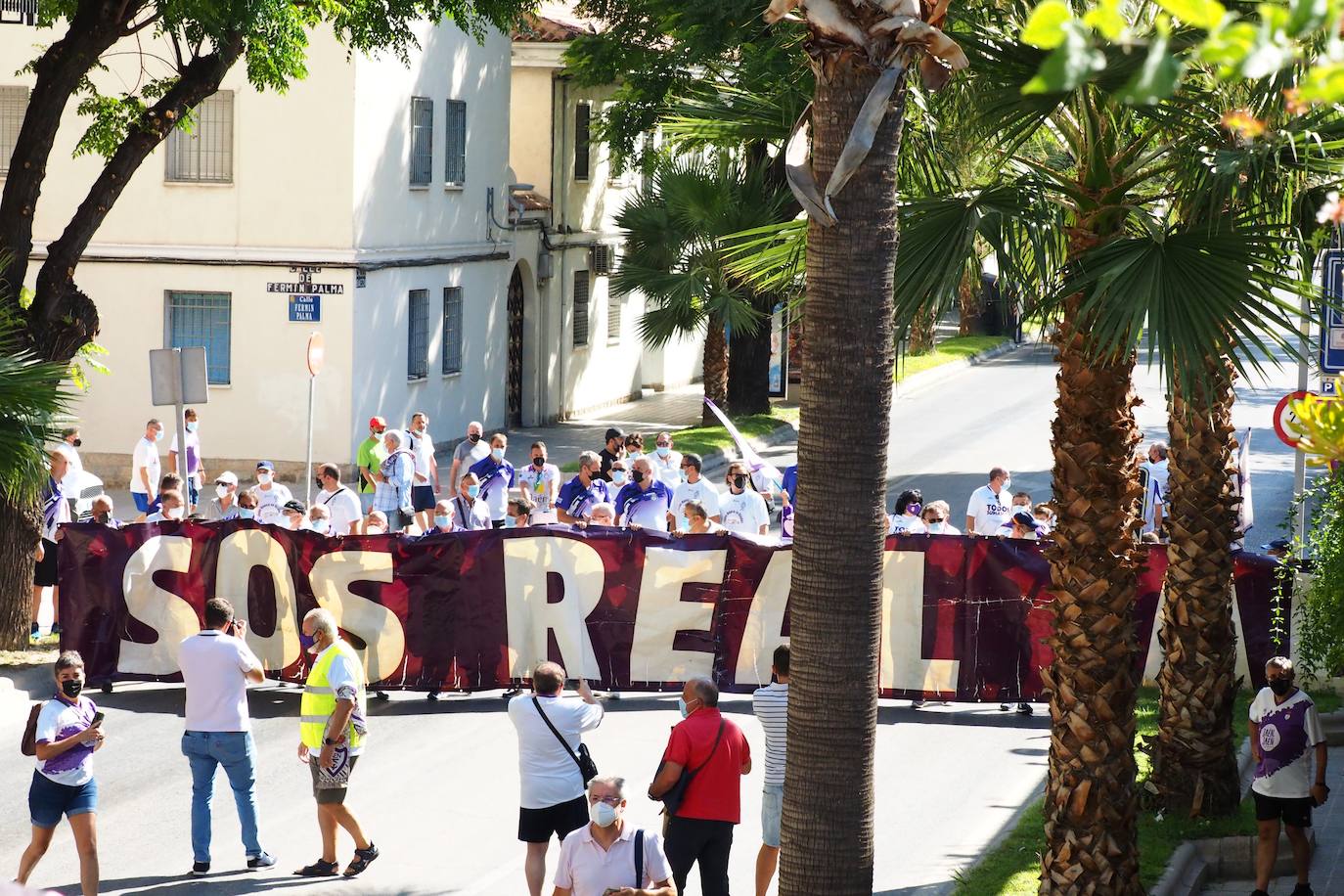 Los aficionados del club han recorrido la ciudad entre cánticos, críticas y pancartas: estos son sus mensajes