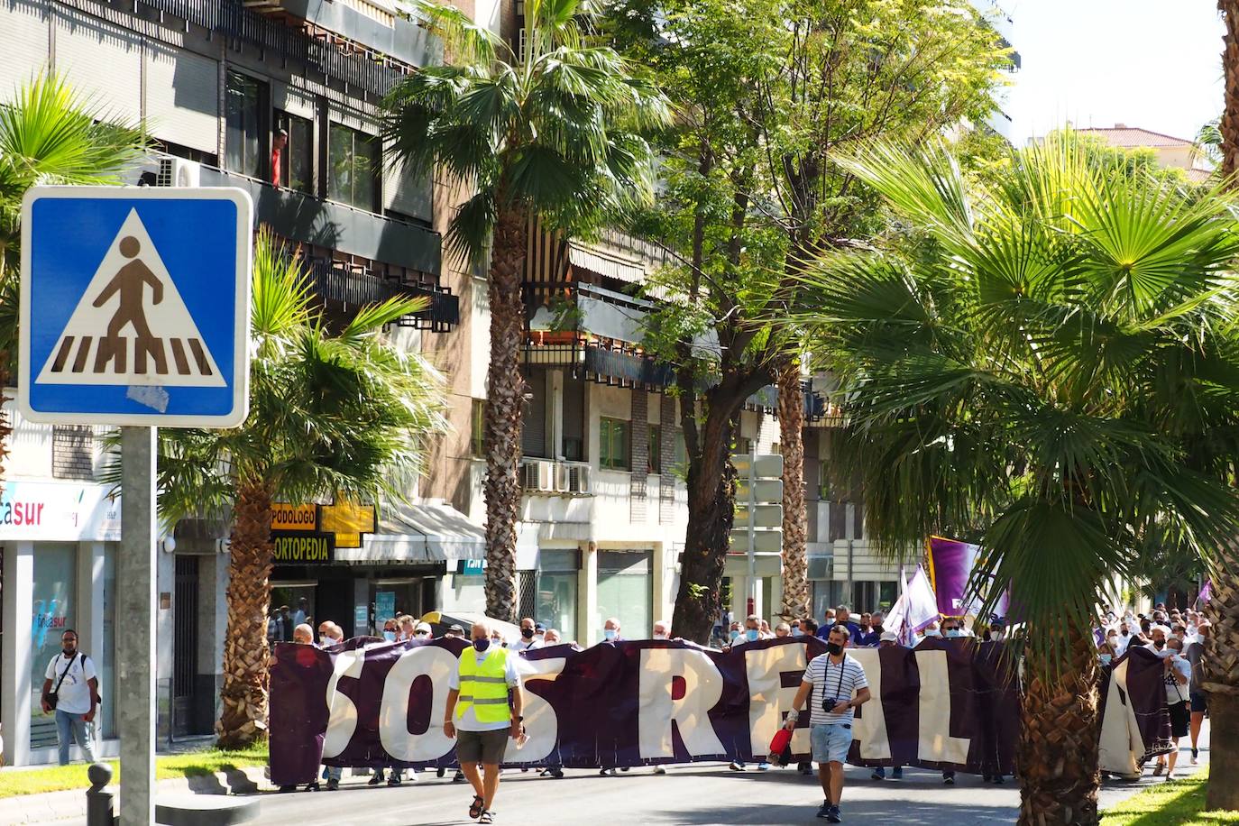 Los aficionados del club han recorrido la ciudad entre cánticos, críticas y pancartas: estos son sus mensajes