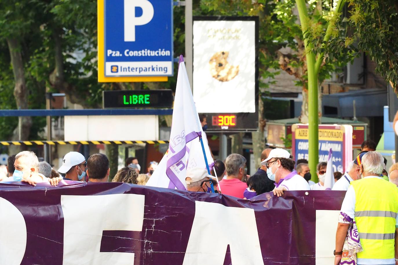 Los aficionados del club han recorrido la ciudad entre cánticos, críticas y pancartas: estos son sus mensajes