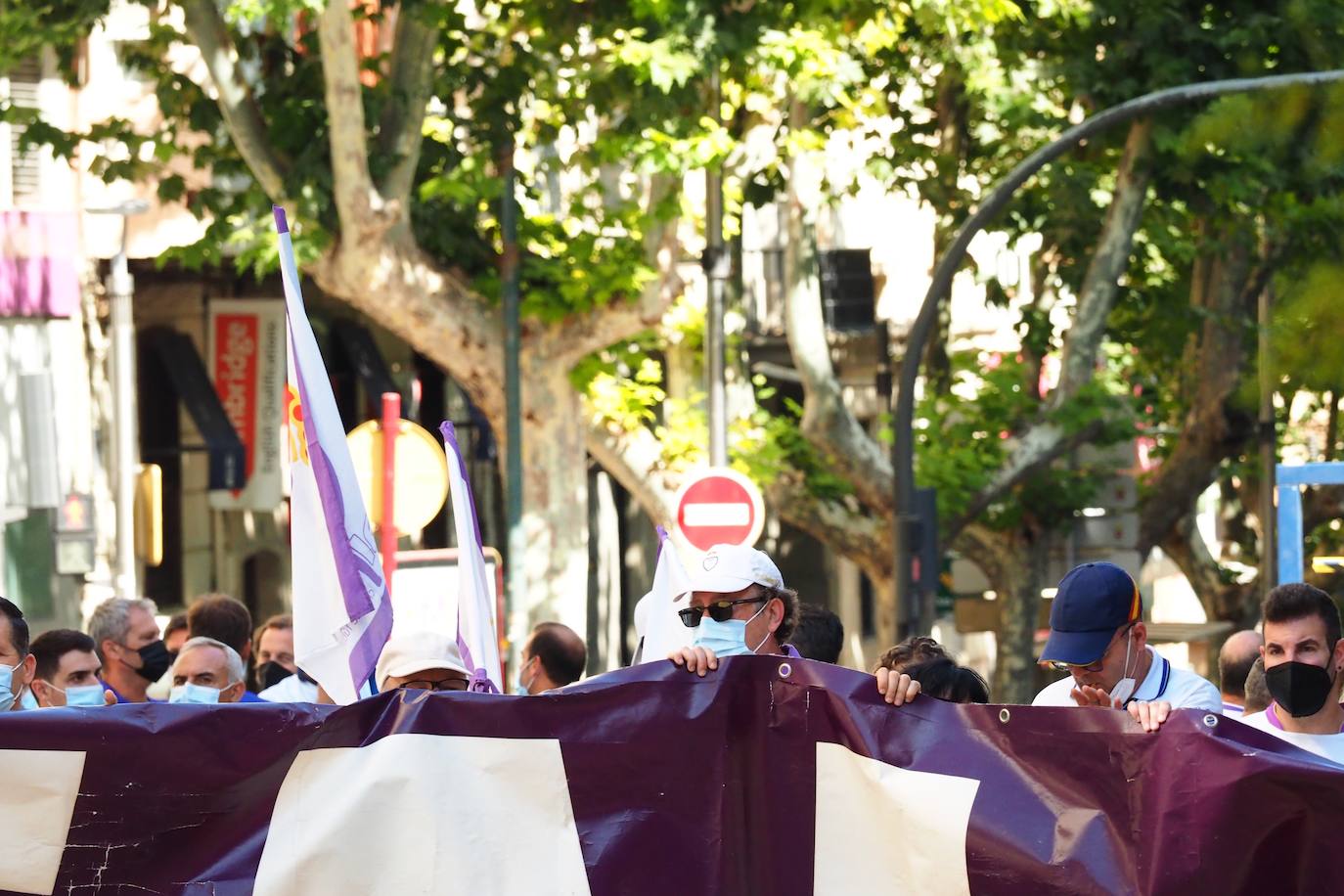 Los aficionados del club han recorrido la ciudad entre cánticos, críticas y pancartas: estos son sus mensajes