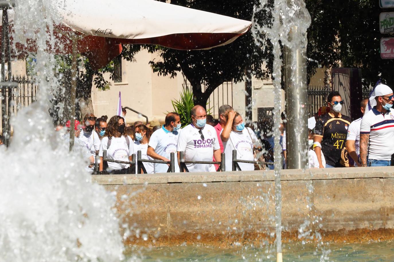 Los aficionados del club han recorrido la ciudad entre cánticos, críticas y pancartas: estos son sus mensajes