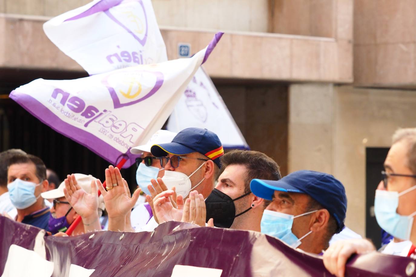 Los aficionados del club han recorrido la ciudad entre cánticos, críticas y pancartas: estos son sus mensajes