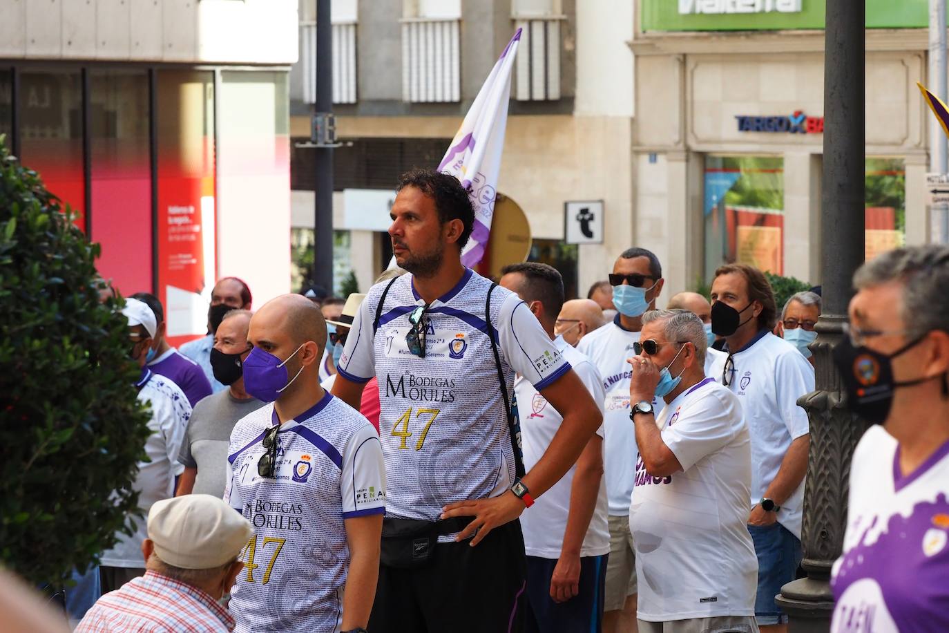 Los aficionados del club han recorrido la ciudad entre cánticos, críticas y pancartas: estos son sus mensajes