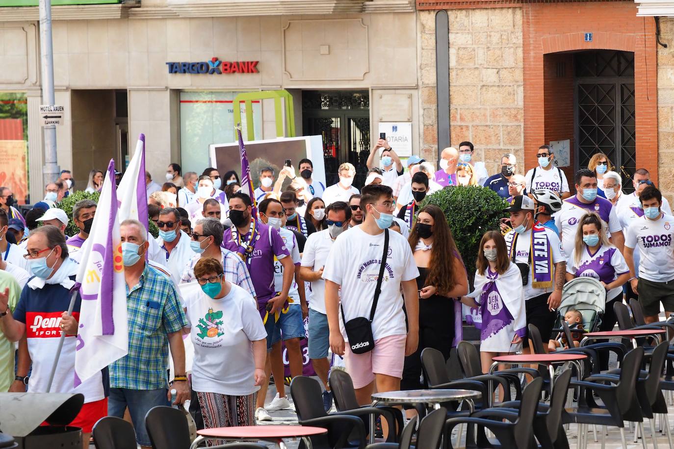 Los aficionados del club han recorrido la ciudad entre cánticos, críticas y pancartas: estos son sus mensajes