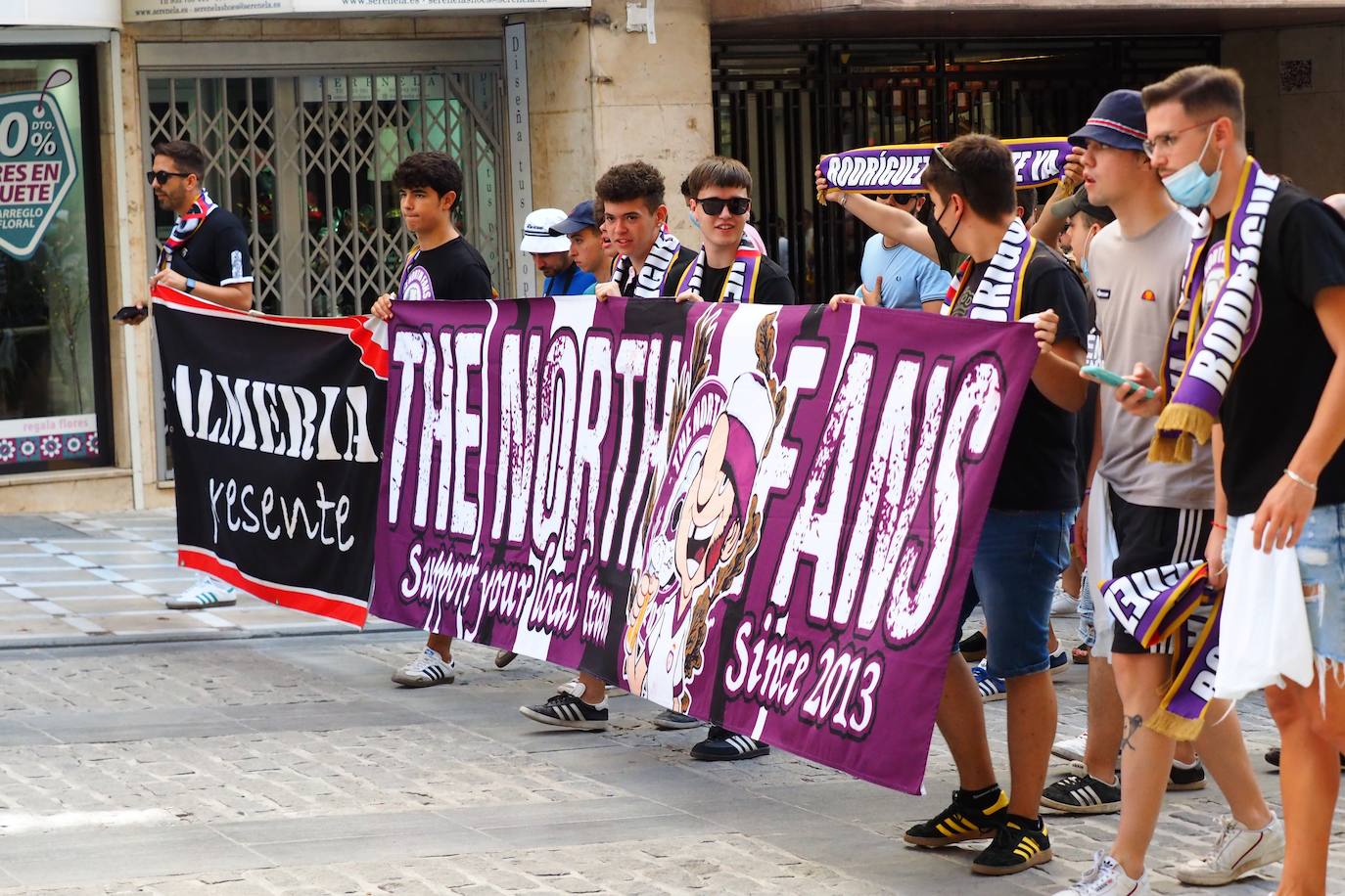 Los aficionados del club han recorrido la ciudad entre cánticos, críticas y pancartas: estos son sus mensajes