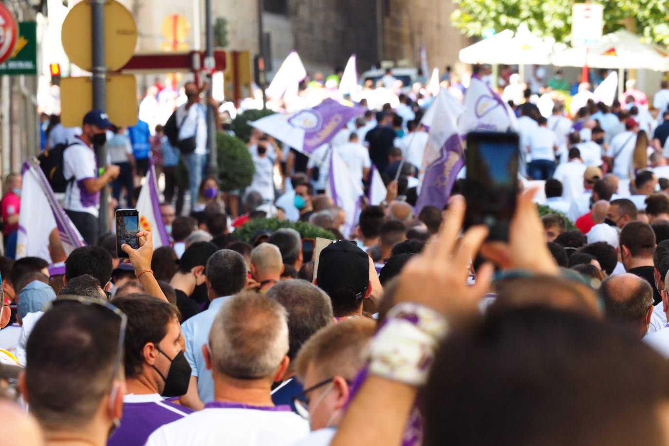 Los aficionados del club han recorrido la ciudad entre cánticos, críticas y pancartas: estos son sus mensajes