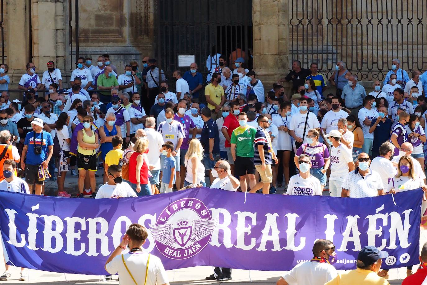Los aficionados del club han recorrido la ciudad entre cánticos, críticas y pancartas: estos son sus mensajes
