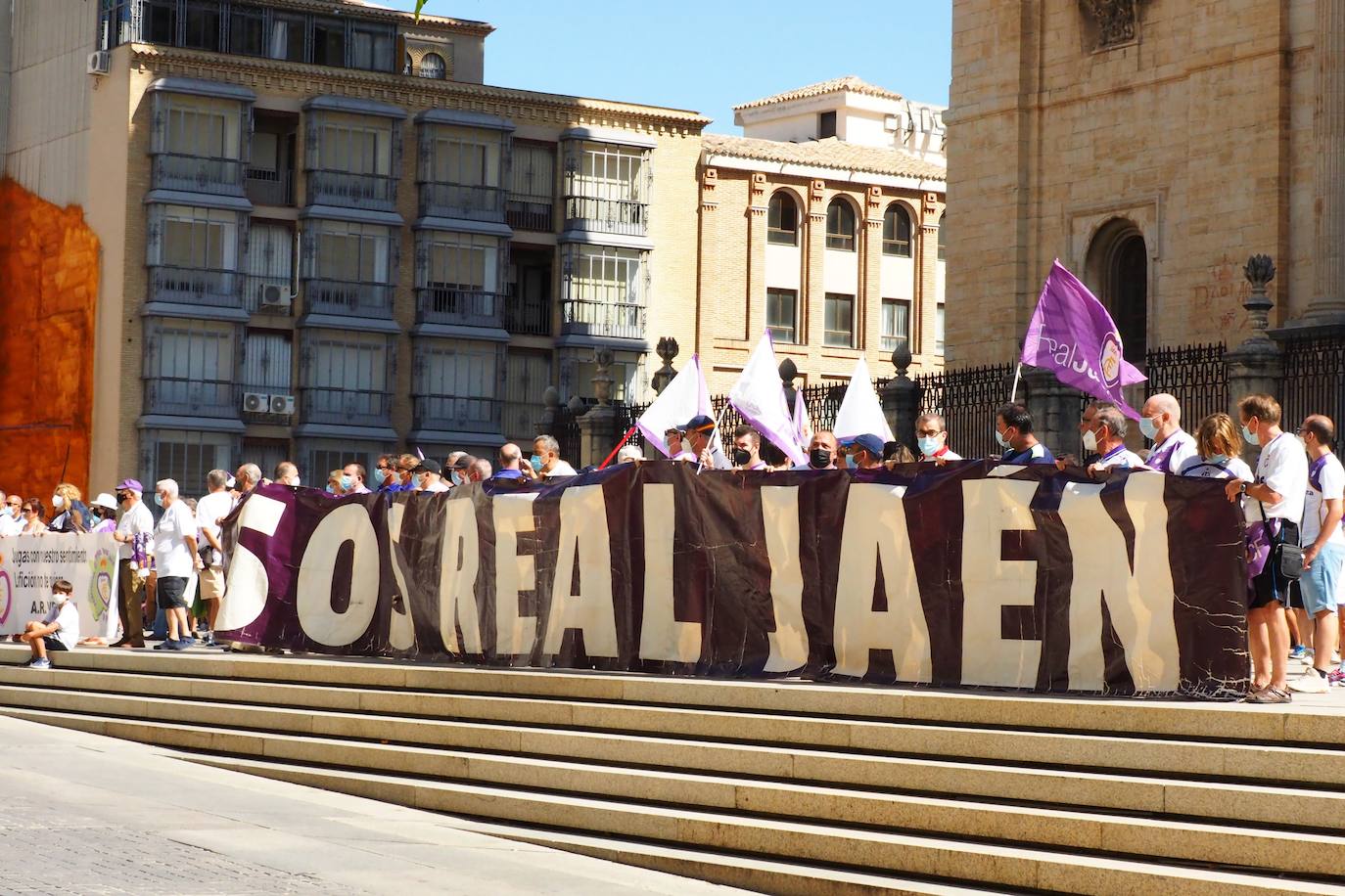 Los aficionados del club han recorrido la ciudad entre cánticos, críticas y pancartas: estos son sus mensajes